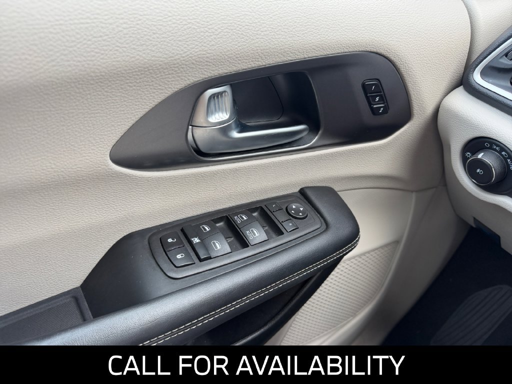 Used 2023 Chrysler Pacifica Touring-L FWD image 11