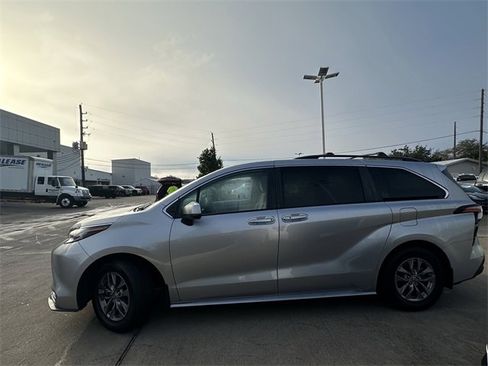 Used 2022 Toyota Sienna LE image 8