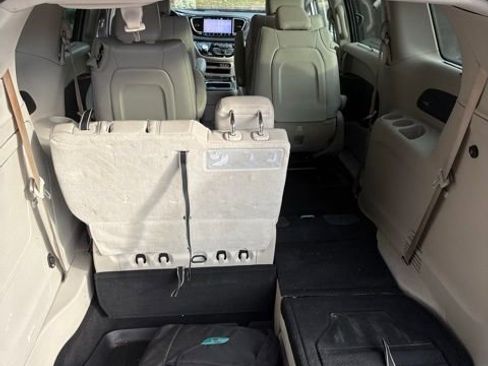 Used 2021 Chrysler Pacifica Touring-L image 28