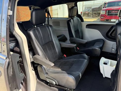 Used 2017 Dodge Grand Caravan SXT w/ Rear Park Assist Package FWD image 19