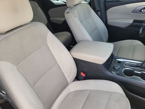 Used 2023 Chevrolet Traverse LS image 32