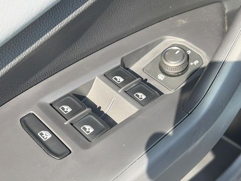 Used 2026 Volkswagen Jetta SE FWD image 21
