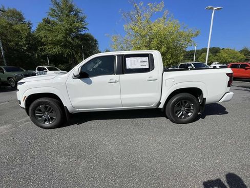 New 2025 Nissan Frontier SV w/ SV Convenience Package AWD/4WD image 2