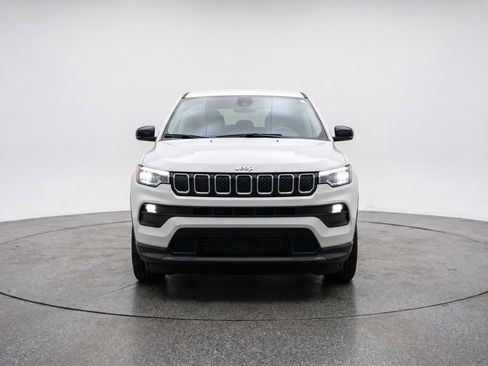 Used 2025 Jeep Compass Latitude AWD/4WD image 2