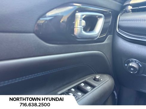 Used 2025 Jeep Compass Latitude w/ Convenience Group AWD/4WD image 18