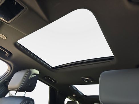 Used 2025 Land Rover Discovery S image 32