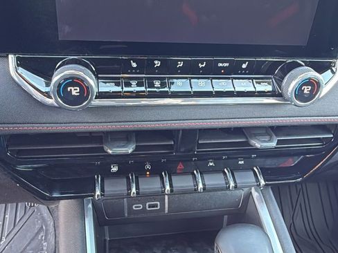 Used 2024 Chevrolet Colorado Z71 w/ Z71 Convenience Package 2 image 17