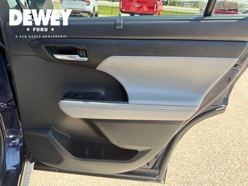 Used 2022 Toyota Highlander XLE AWD/4WD image 37