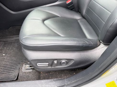 Used 2023 Toyota Highlander XLE AWD/4WD image 22