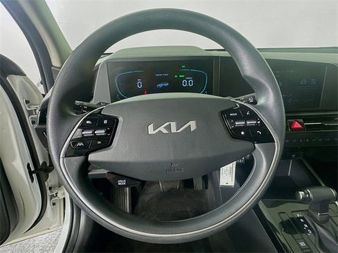 Used 2024 Kia Niro LX image 19