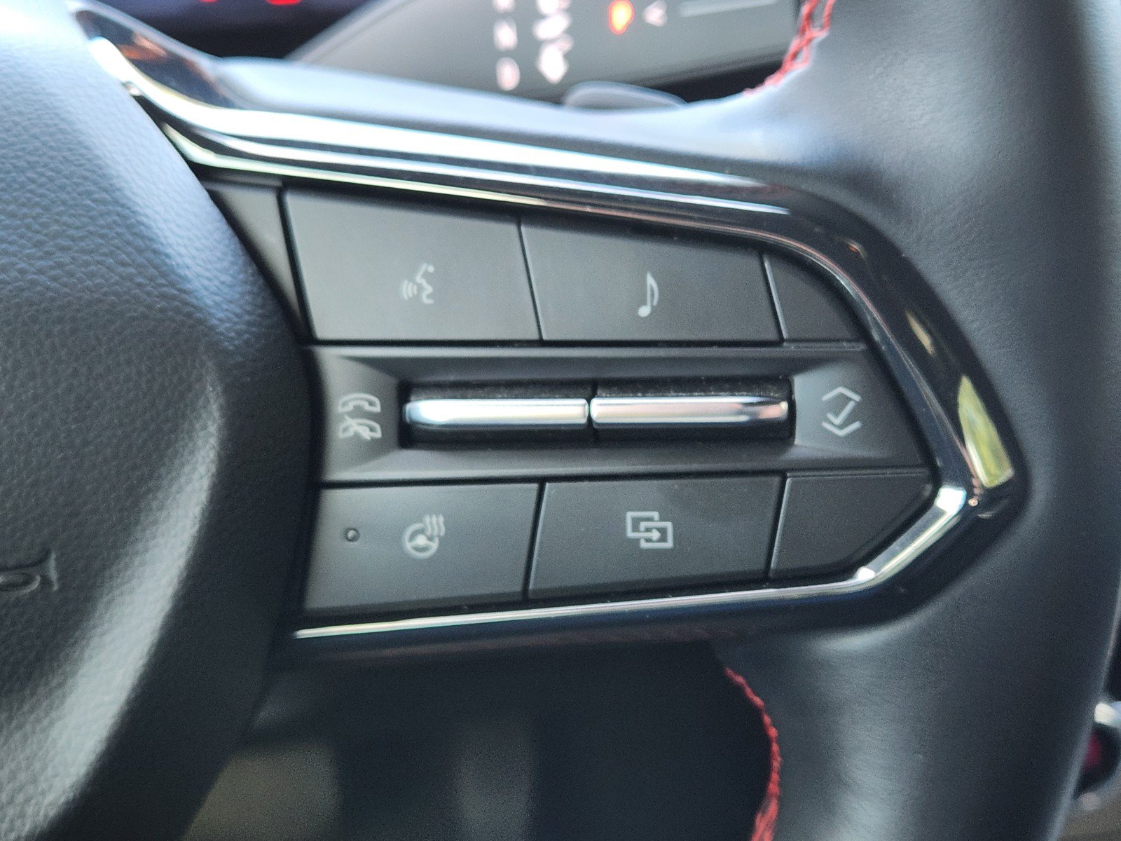 Used 2024 Chevrolet Traverse RS FWD image 25