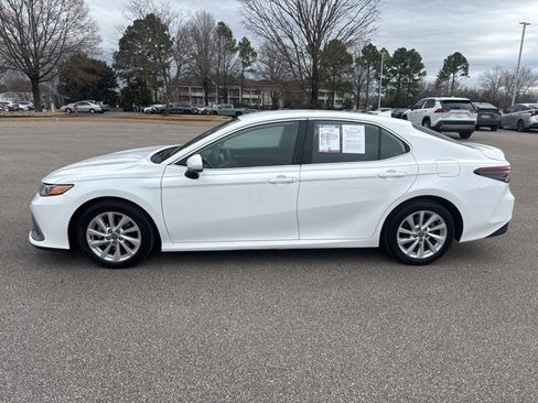 Used 2021 Toyota Camry LE image 2