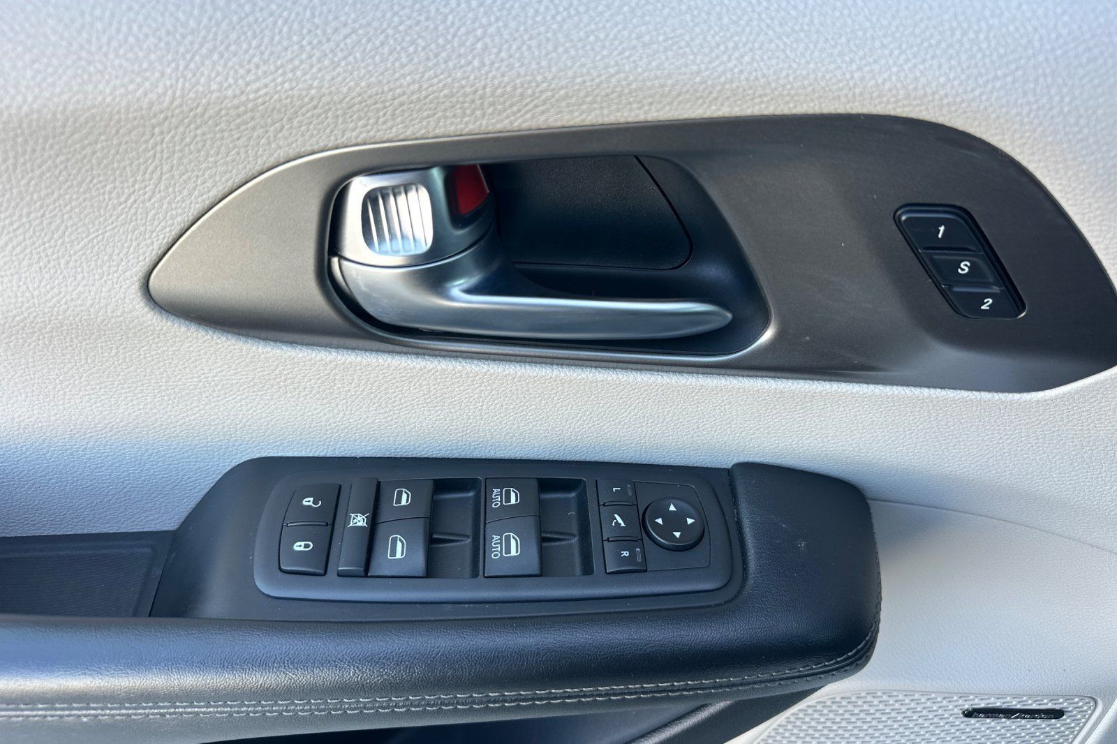 Used 2019 Chrysler Pacifica Limited w/ Advanced Safetytec Group FWD image 10