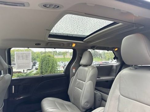 Used 2017 Toyota Sienna Limited AWD/4WD image 31