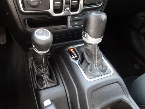 Used 2021 Jeep Wrangler Unlimited Sahara w/ Uconnect 4C Nav & Sound Group AWD/4WD image 24