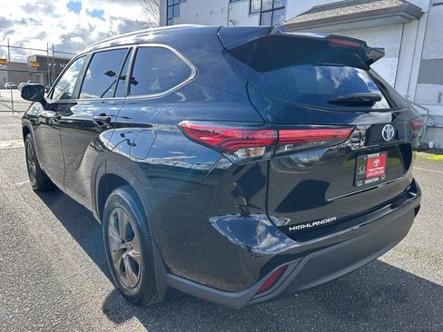 Certified 2023 Toyota Highlander Bronze Edition image 7