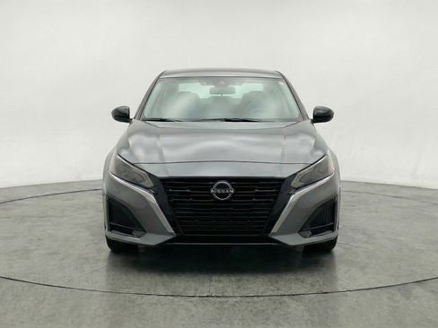 Used 2025 Nissan Altima 2.5 SV FWD image 2