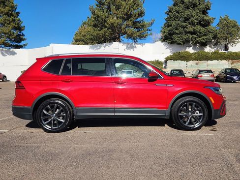 Certified 2024 Volkswagen Tiguan SE image 2