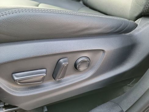 Used 2023 Toyota Corolla Cross XLE image 12