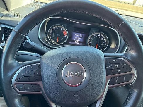 Used 2019 Jeep Cherokee Limited image 29