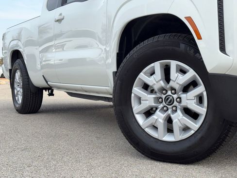 Used 2024 Nissan Frontier SV w/ SV Convenience Package image 2