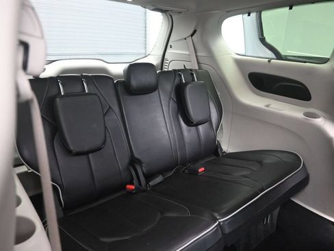 Used 2023 Chrysler Pacifica Limited FWD image 15