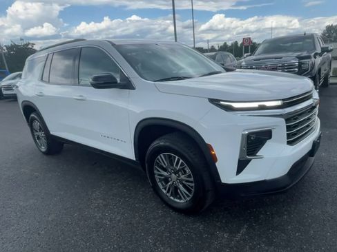 Used 2025 Chevrolet Traverse LT FWD image 3