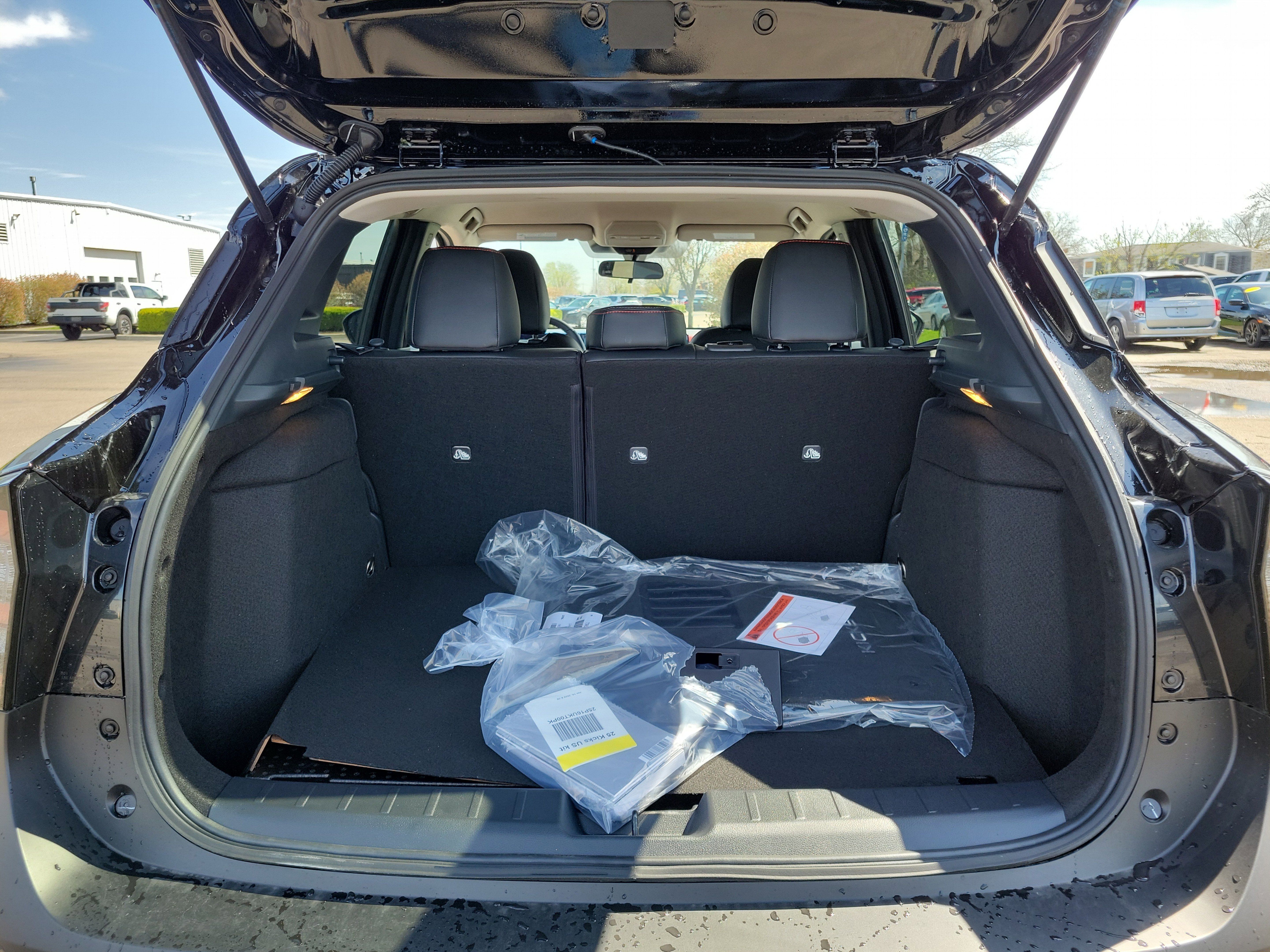 Used 2025 Nissan Kicks SR AWD/4WD image 8