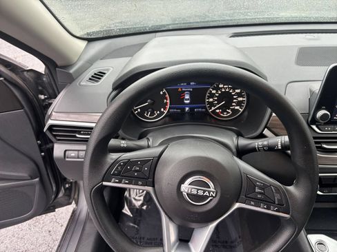 Used 2025 Nissan Altima 2.5 SV FWD image 29