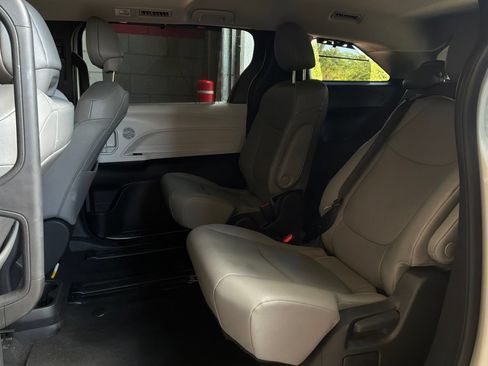 Used 2026 Toyota Sienna XLE FWD image 12