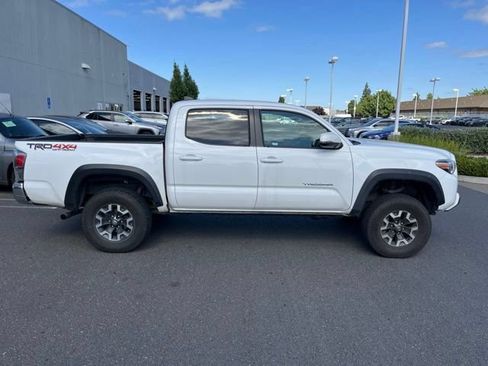 Used 2022 Toyota Tacoma TRD Off-Road AWD/4WD image 4