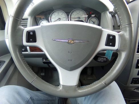 Used 2010 Chrysler Town & Country Touring FWD image 6