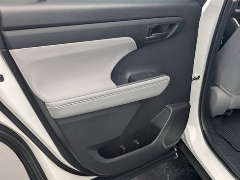 Used 2024 Toyota Highlander LE image 19