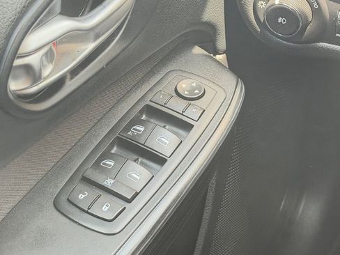 Used 2015 Jeep Cherokee Latitude w/ Comfort/Convenience Group AWD/4WD image 16