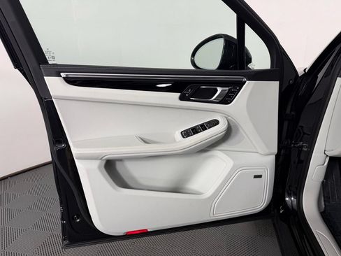 Certified 2026 Porsche Macan AWD/4WD image 19