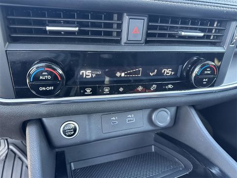 Used 2023 Nissan Rogue SV image 18