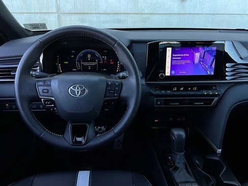 Used 2025 Toyota Camry SE image 14