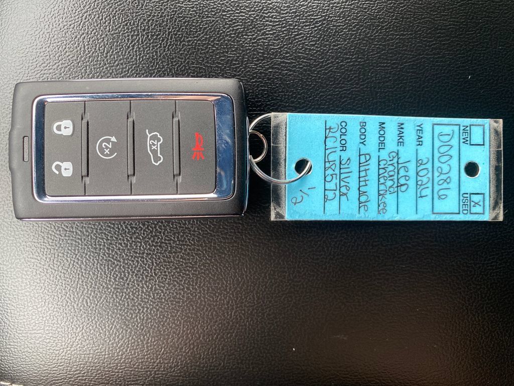 Used 2024 Jeep Grand Cherokee Altitude AWD/4WD image 14