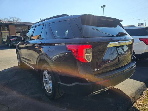 Used 2022 Ford Explorer XLT w/ Equipment Group 202A image 9