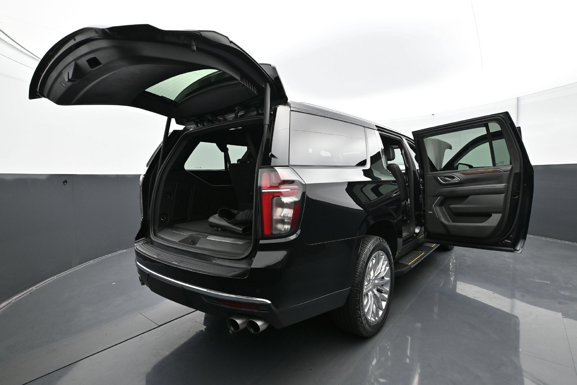Used 2023 Chevrolet Suburban Premier AWD/4WD image 41