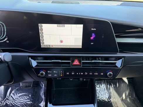 Used 2025 Kia Niro EX image 21