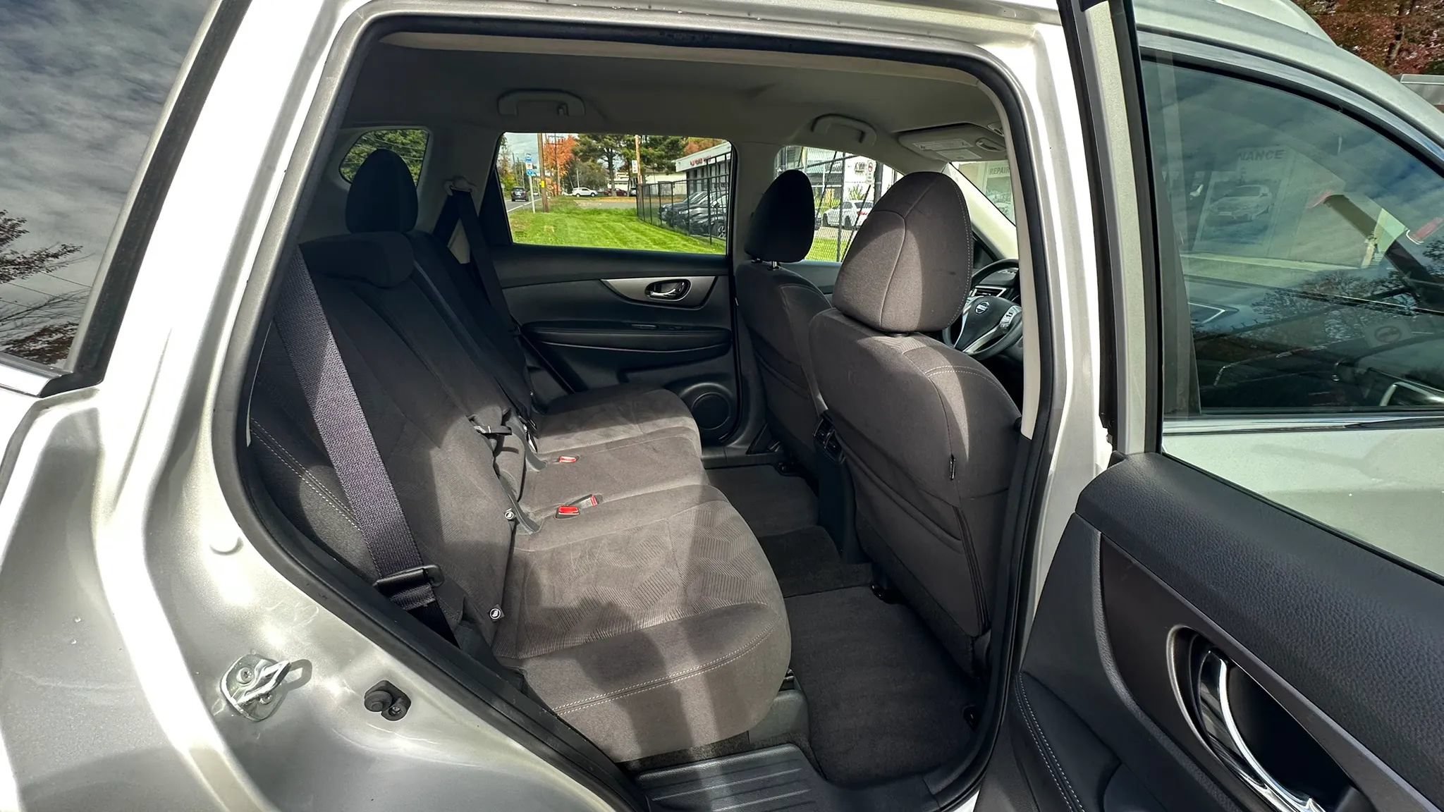 Used 2016 Nissan Rogue SV AWD/4WD image 31