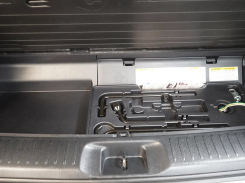 Used 2019 Toyota Highlander LE AWD/4WD image 10