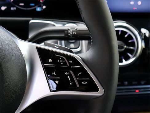 New 2025 Mercedes-Benz GLB 250 4MATIC image 33