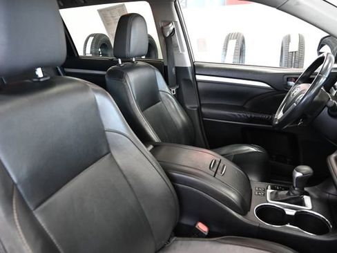 Used 2016 Toyota Highlander XLE w/ Four Season Floor Mat Package image 10
