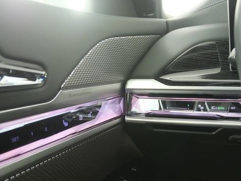 Certified 2025 BMW 740i image 21
