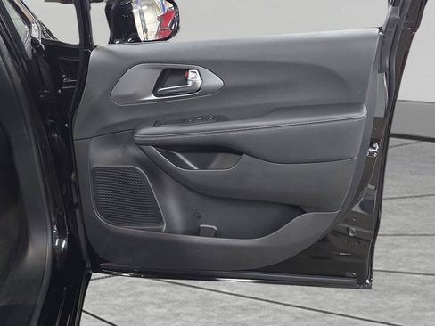 Used 2025 Chrysler Pacifica Select FWD image 15