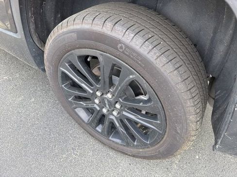 Used 2023 GMC Acadia SLT w/ Elevation Edition image 13