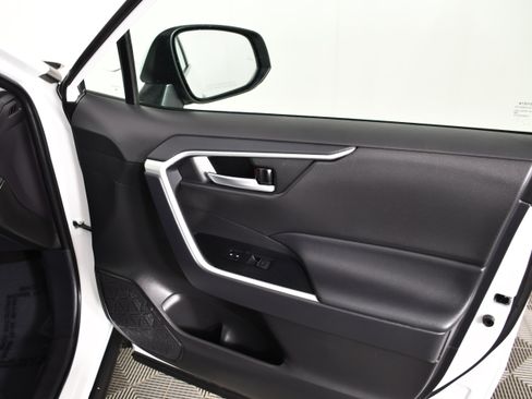 Used 2025 Toyota RAV4 XLE AWD/4WD image 40