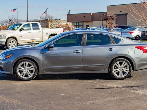 Used 2017 Nissan Altima 3.5 SL w/ 3.5SL Technology Package image 5